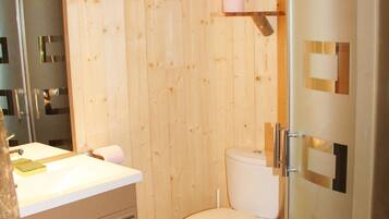 Cabin (Sarrazine) | Bathroom | Shower, free toiletries, towels