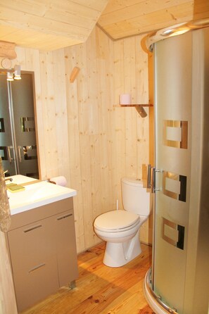 Cabin (Sarrazine) | Bathroom | Shower, free toiletries, towels - Domaine de Syam (Syam)