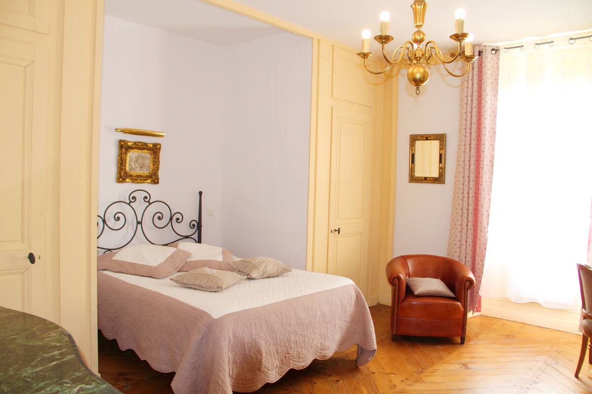 Double Room (Giroflée) | Individually decorated, bed sheets