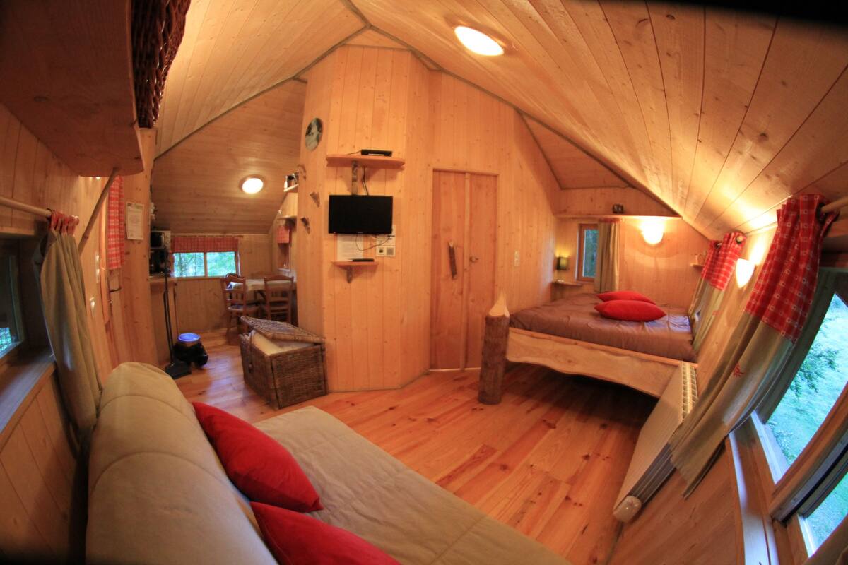 Cabin (Sarrazine) | Individually decorated, bed sheets