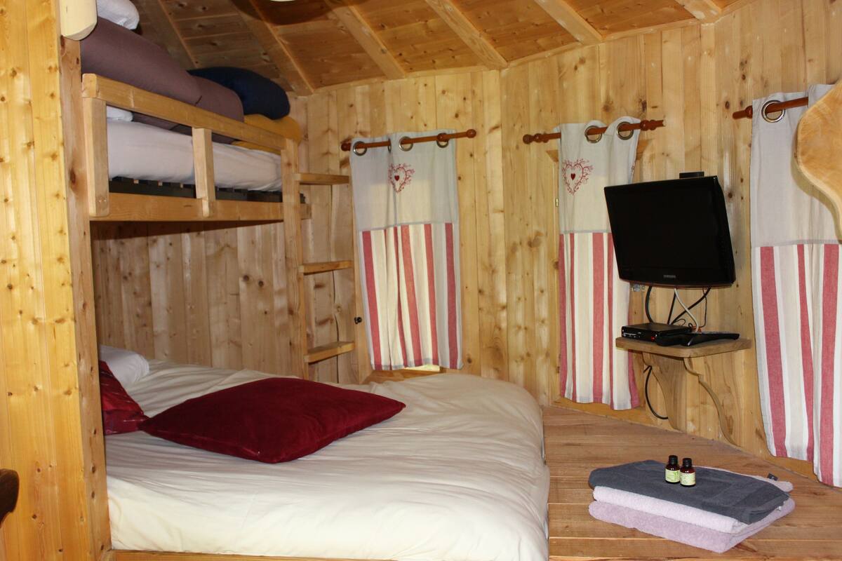 Cabin, Terrace (Pervenche) | Individually decorated, bed sheets