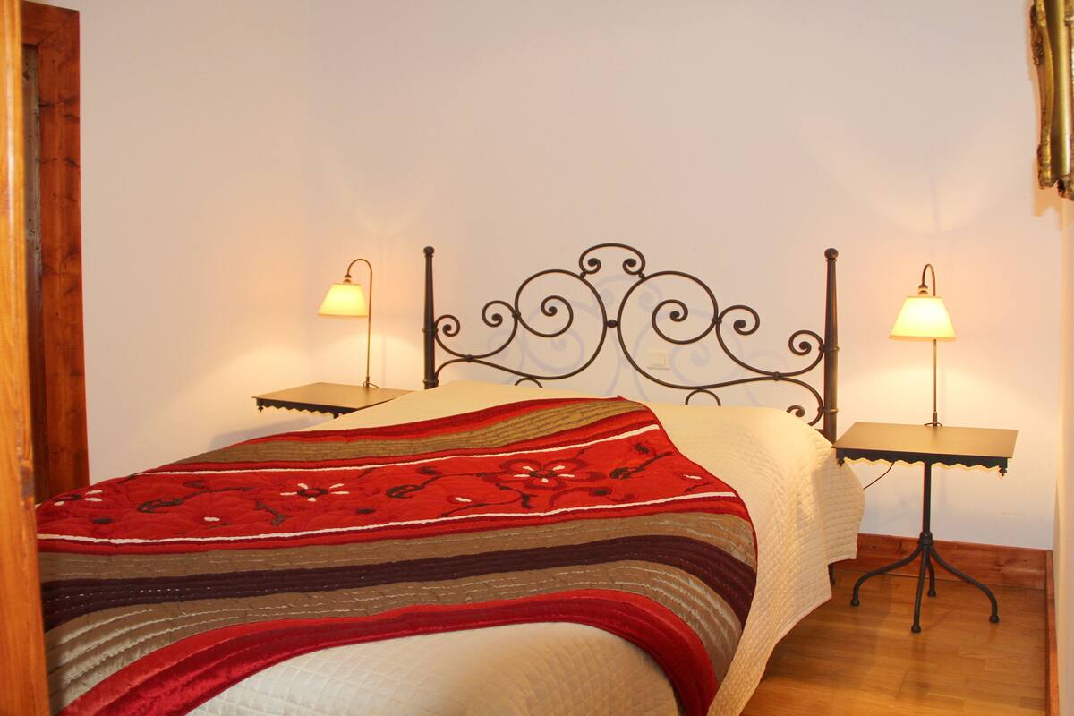 Double Room (Coquelicots) | Individually decorated, bed sheets