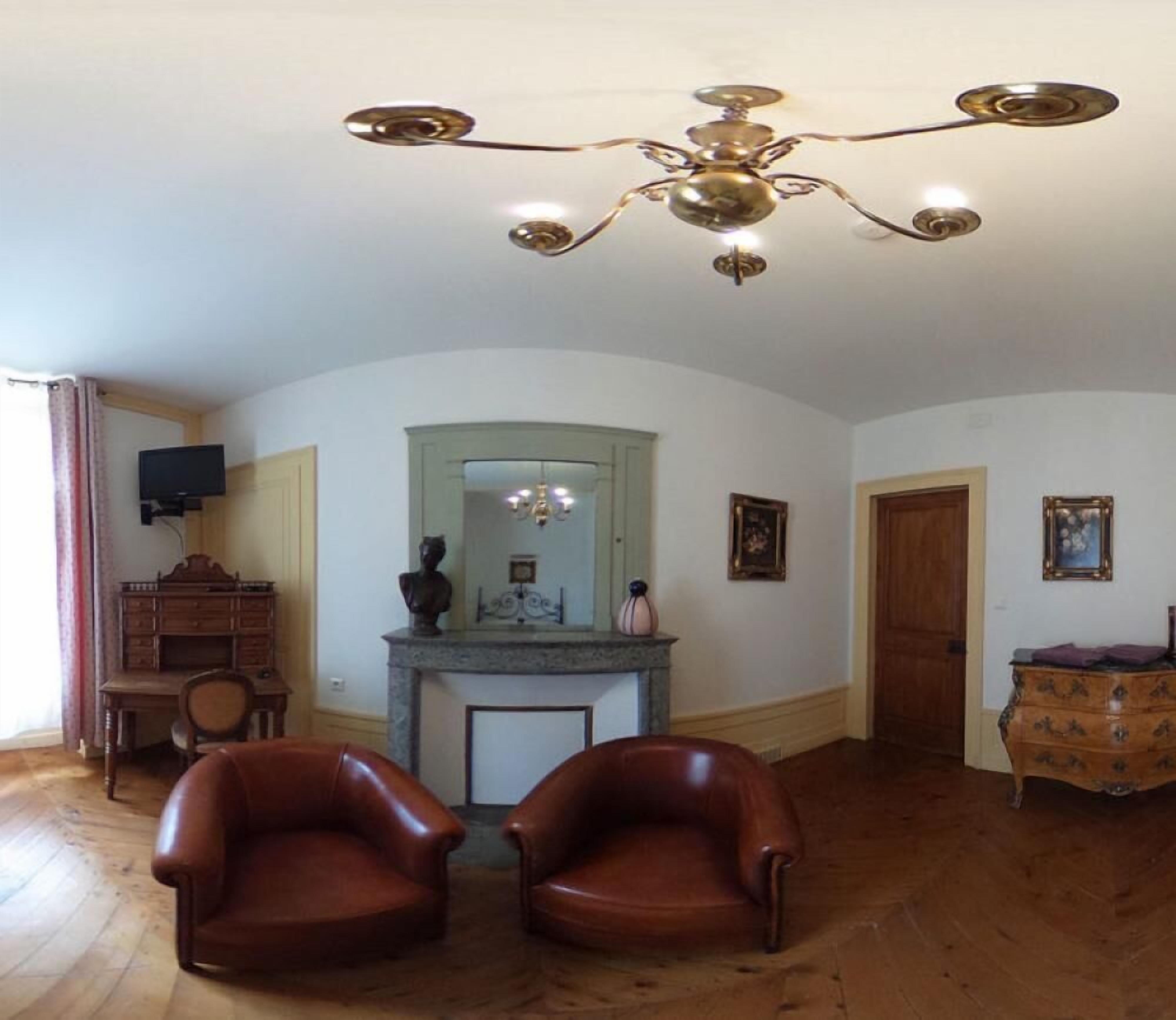 Double Room (Giroflée) | Individually decorated, bed sheets