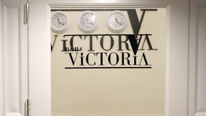 A door with a sign reading "VICTORIA B&B VICTORIA". - Victoria Hotel B&B (Naples)