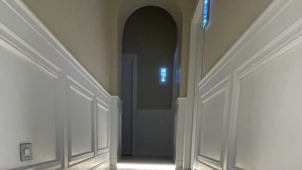 A hallway with a carpeted staircase leading to a door, featuring a sign that reads "B&B VICTORIA". - Victoria Hotel B&B (Naples)