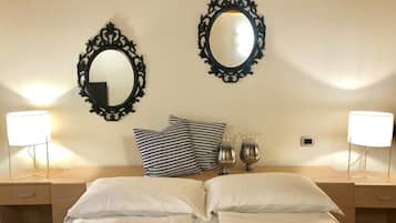 Una cassaforte in camera, una scrivania, postazione laptop