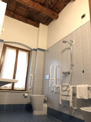 Doccia, set di cortesia gratuito, asciugacapelli, bidet