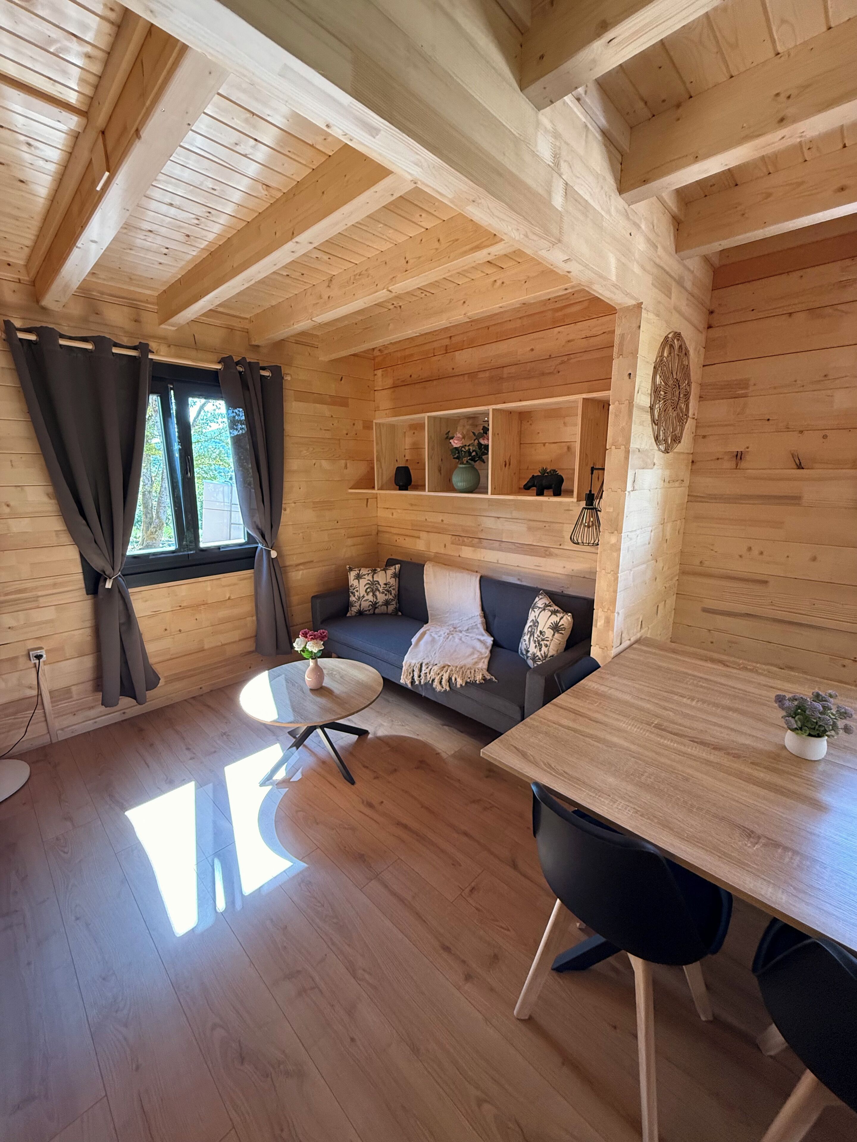 Panoramic Chalet | Living area | 50-cm TV with digital channels