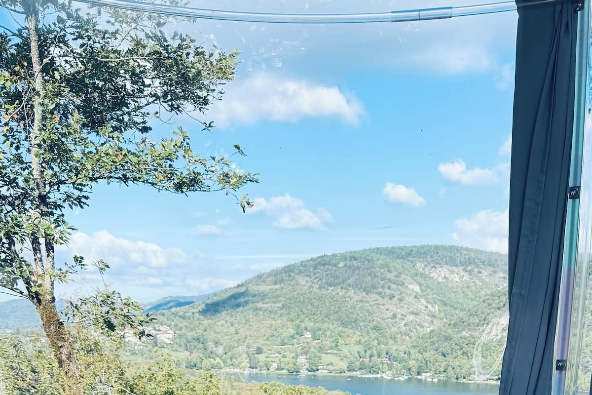 Un bain à remous avec vue sur un lac et des collines.