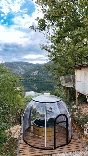 Outdoor spa tub