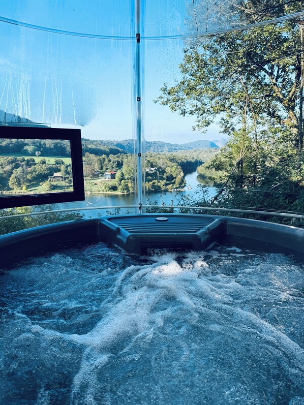 Outdoor spa tub - Cabanes et Lodges du Belvedere (Serrières-sur-Ain)