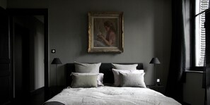 1 Schlafzimmer, hochwertige Bettwaren, individuell dekoriert
