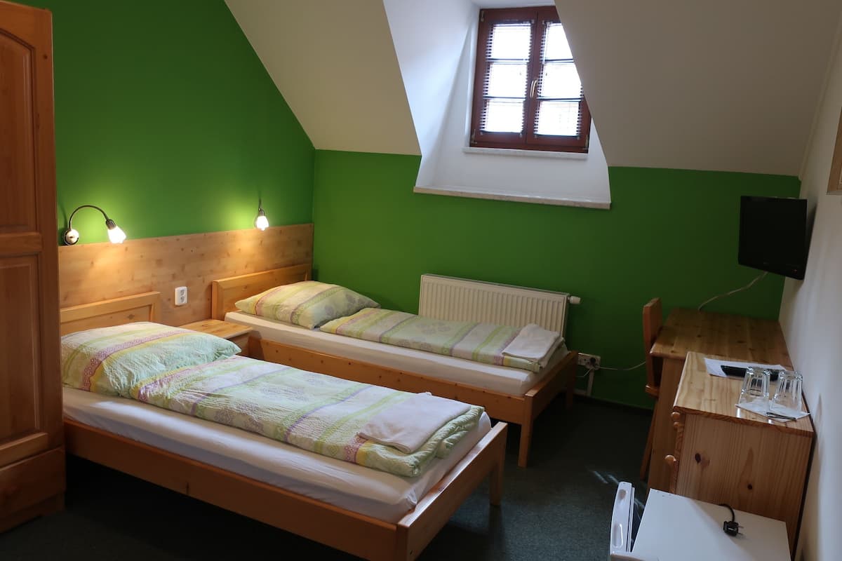 Chambre de base avec lits jumeaux | Bureau, rideaux dâobscurcissement, lit de bĂ©bĂ© (gratuit)