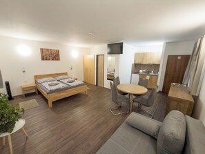 Studio Suite tiện nghi đơn giản | Bàn, màn/rèm cản sáng, truy cập Internet không dây miễn phí