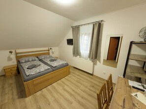 Basic Double Room | Desk, blackout curtains, free WiFi, bed sheets - Penzion Kadlcův Mlýn (Brno)