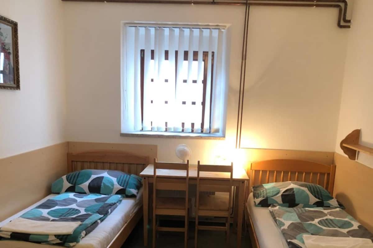 Chambre Triple | Bureau, rideaux occultants, Wi-Fi gratuit, draps fournis