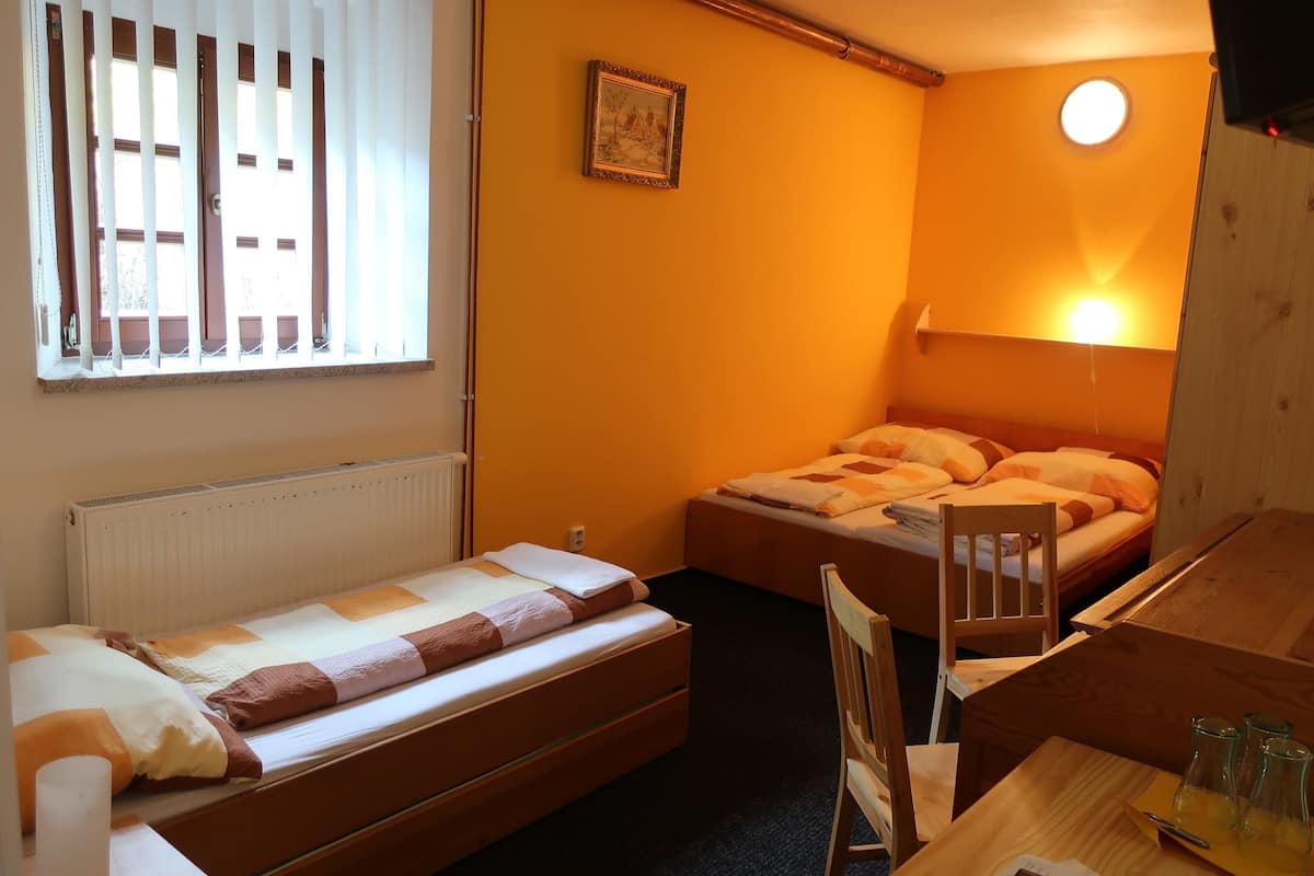 Chambre triple de base | Bureau, rideaux dâobscurcissement, lit de bĂ©bĂ© (gratuit)