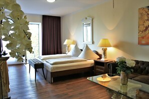 Desk, soundproofing, free WiFi, bed sheets - Apart Hotel Scheuer (Huerth)