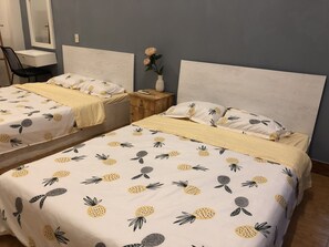 Family Room | Desk, free WiFi - Coffee Shop & Hostel Co Hai (Da Nang)