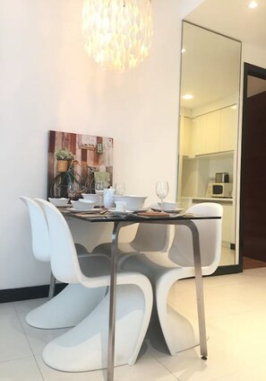 Appartement, 2 chambres | Restauration dans la chambre