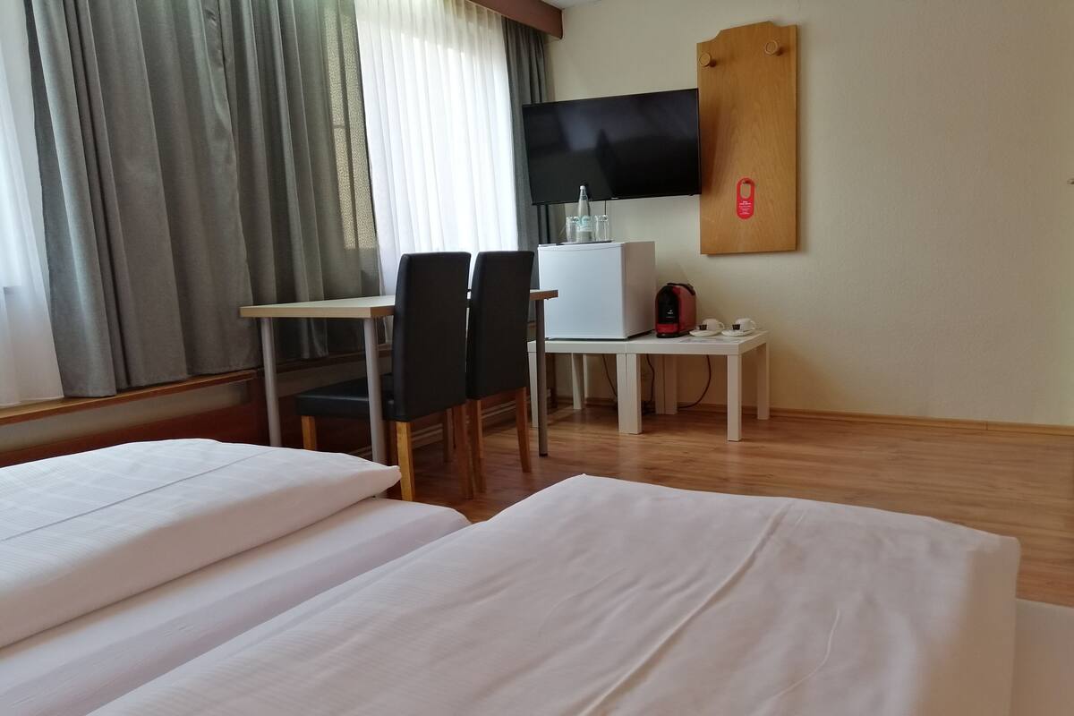 Eenvoudige tweepersoonskamer, en-suite badkamer | Kamervoorziening