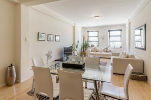 Departamento Deluxe, 2 habitaciones | Área de sala de estar | Televisión de pantalla plana