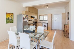 Deluxe-Apartment, 2 Schlafzimmer | Wohnbereich | Flachbildfernseher