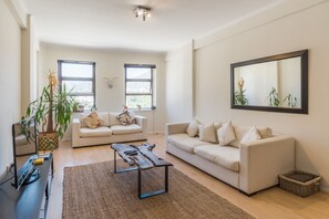 Appartement Deluxe, 2 chambres | Salle de séjour | Télévision à écran plat