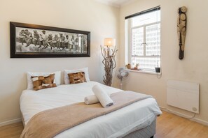 Deluxe-Apartment, 2 Schlafzimmer | 2 Schlafzimmer, hochwertige Bettwaren, Schreibtisch