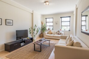 Departamento Deluxe, 2 habitaciones | Sala de estar | Televisión de pantalla plana