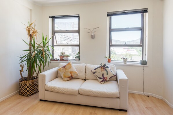 Deluxe-Apartment, 2 Schlafzimmer | Wohnzimmer | Flachbildfernseher