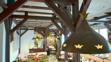 Serveert ontbijt, lunch, diner, Duitse gerechten