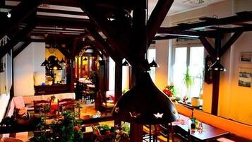 Se sirven desayunos, almuerzos y cenas; cocina alemana