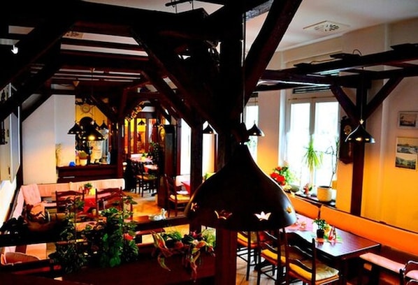 S'hi serveixen esmorzars, dinars, sopars i plats de cuina alemanya