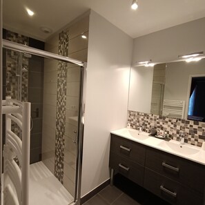 Chambre double (Hautacam) | Salle de bain | Douche cascade, articles de toilette (gratuits), séchoir à cheveux