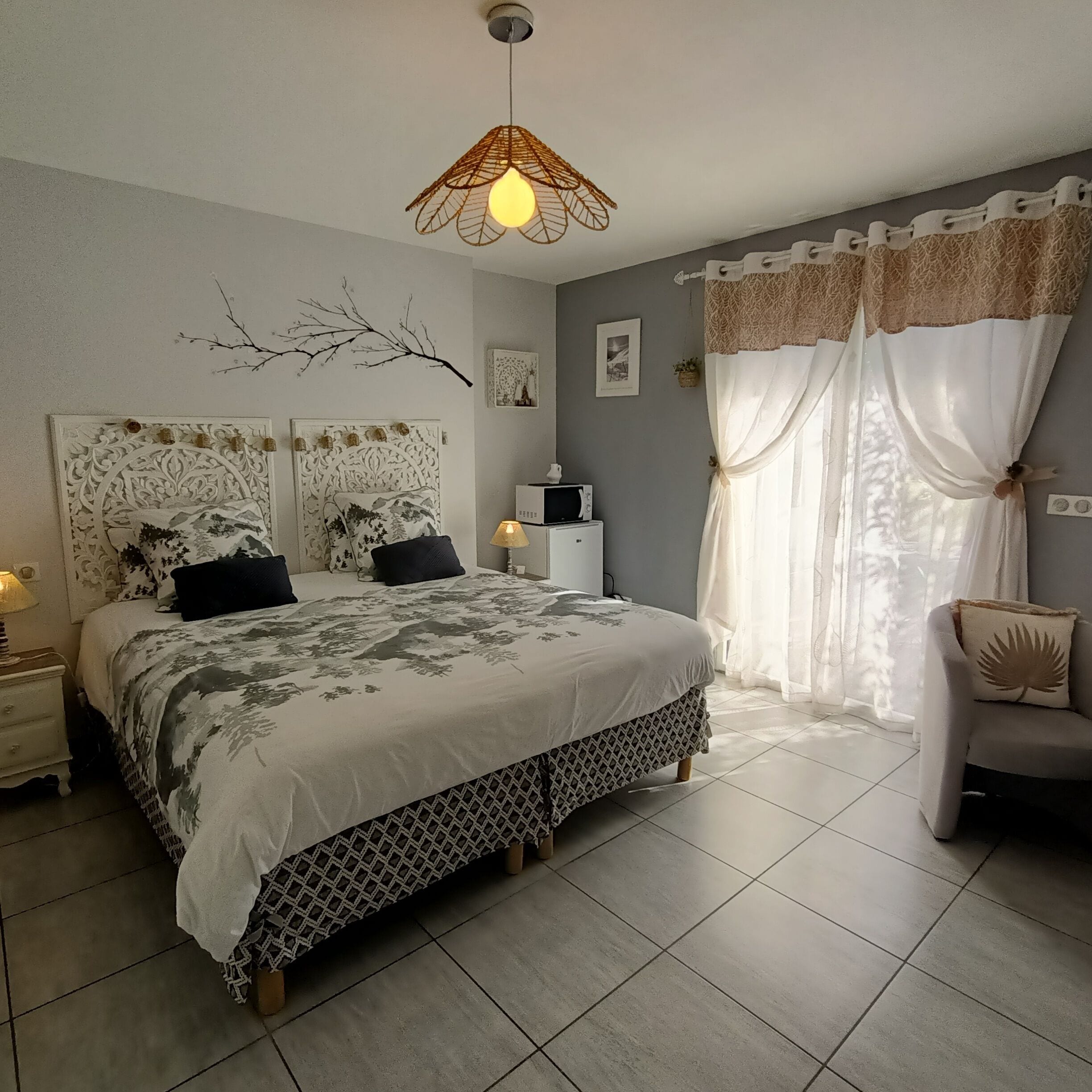 Kahden hengen huone (Hautacam) | Ylelliset vuodevaatteet, Tempur Pedic -patjalliset sängyt