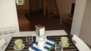 Maisonette | Essbereich im Zimmer