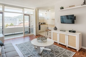 Suite estudio de diseñador, 1 habitación, balcón, vista a la montaña | Sala de estar | Televisión de pantalla plana de 32 pulgadas con canales premium