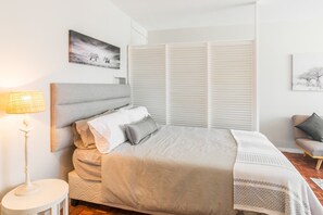 Suite estudio de diseñador, 1 habitación, balcón, vista a la montaña | Ropa de cama de alta calidad y escritorio 