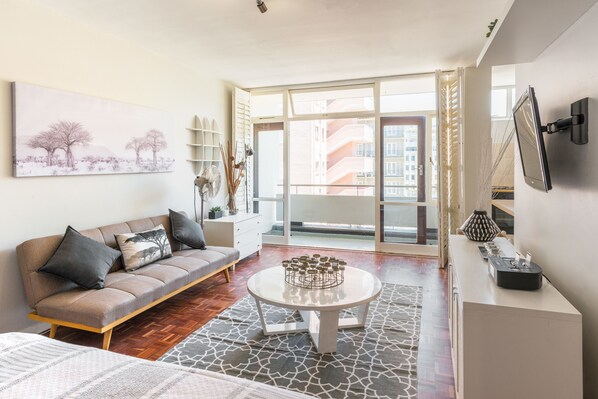 Suite estudio de diseñador, 1 habitación, balcón, vista a la montaña | Sala de estar | Televisión de pantalla plana de 32 pulgadas con canales premium 