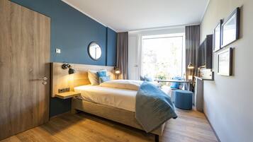 Un dormitorio moderno con cama, mesita de noche y armario.