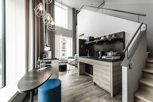 高级开间 | 高档床上用品、客房内保险箱、办公桌、遮光窗帘