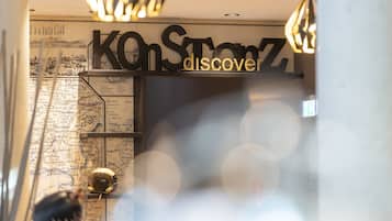 A sign with the text "KOStanz discover" above a map.