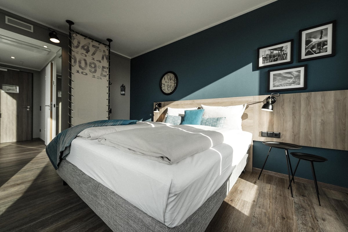 Premium bedding, in-room safe, desk, blackout drapes