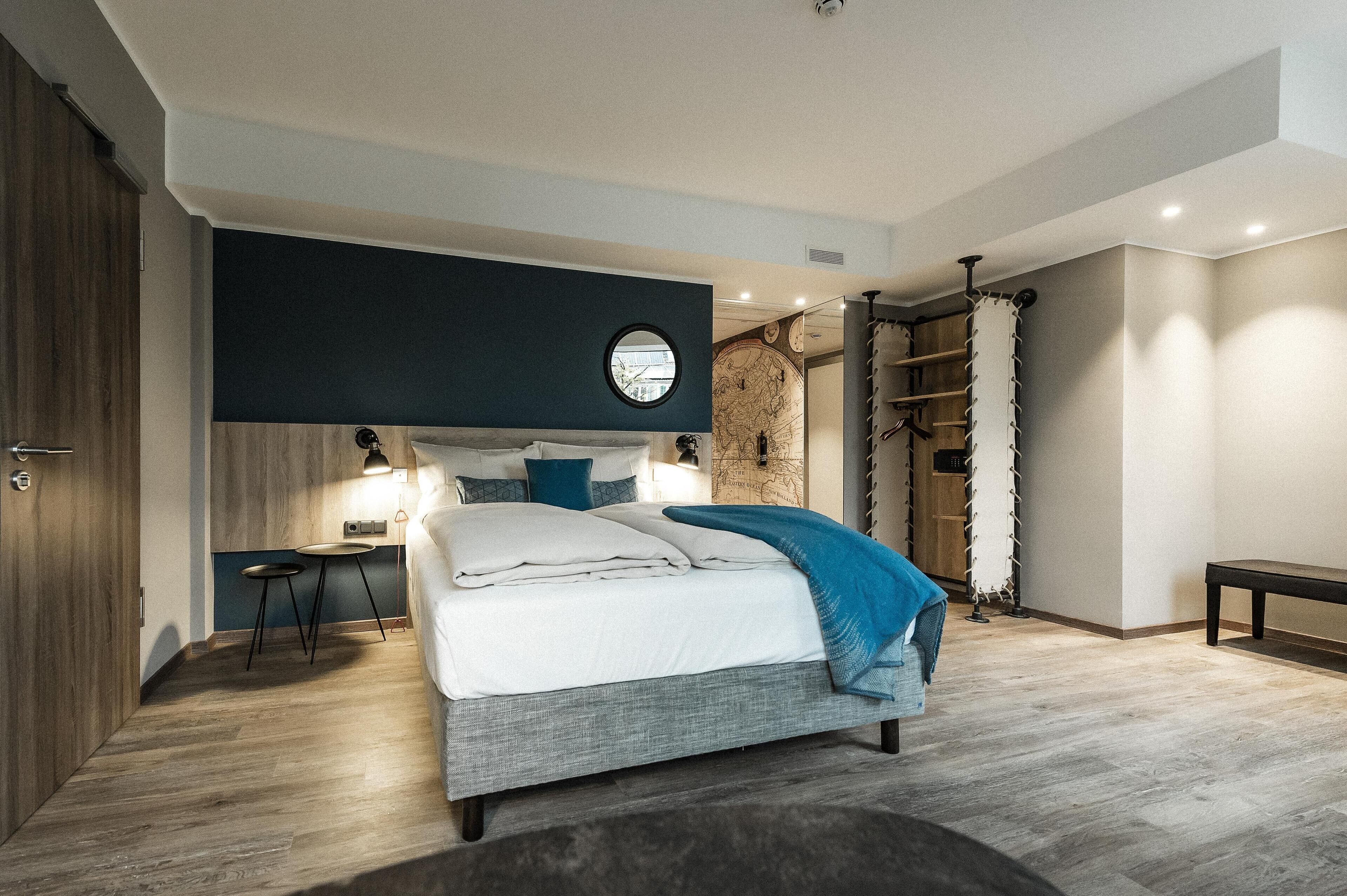 Une chambre à coucher moderne avec un lit, des tables de chevet et une armoire.