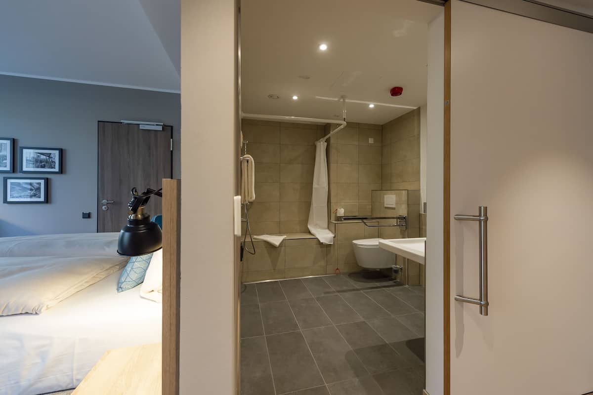 comfort double room, accessible | 1 bedroom, premium bedding, in-room safe, desk