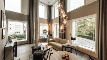 Studio | Luxe beddengoed, een kluis op de kamer, een bureau