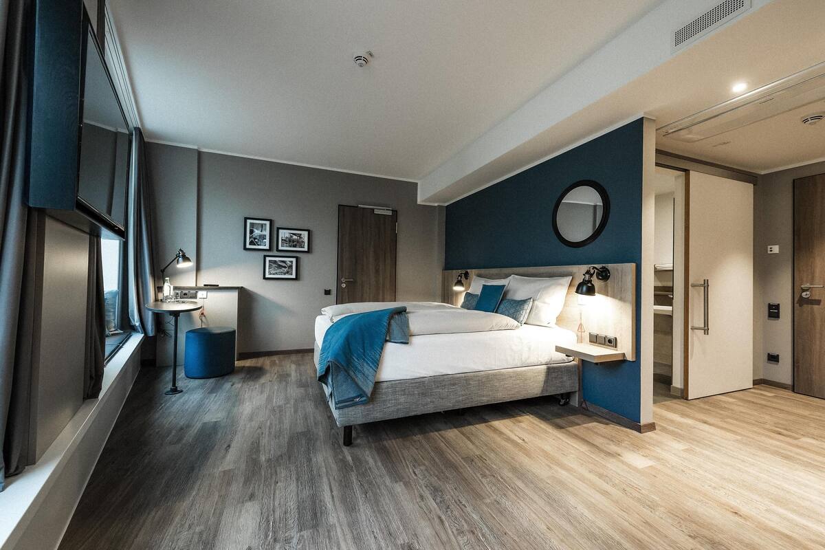 Habitación superior | Ropa de cama de alta calidad, caja fuerte, escritorio y cortinas opacas