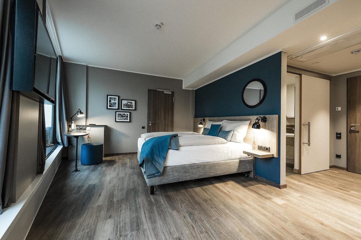 Premium bedding, in-room safe, desk, blackout drapes