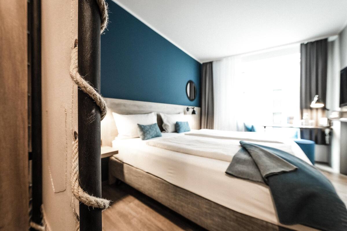 Habitación estándar | Ropa de cama de alta calidad, caja fuerte, escritorio y cortinas opacas